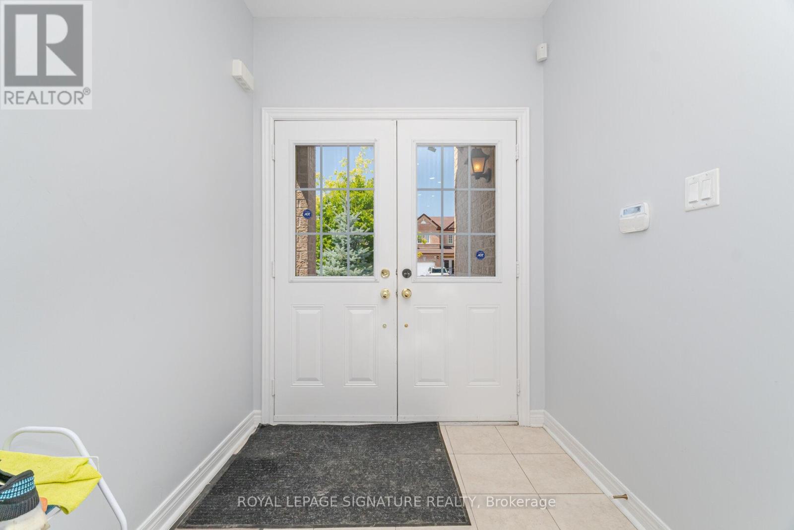 443 Comiskey Crescent, Mississauga, Ontario L5W 0C7 - Photo 5 - W12595372