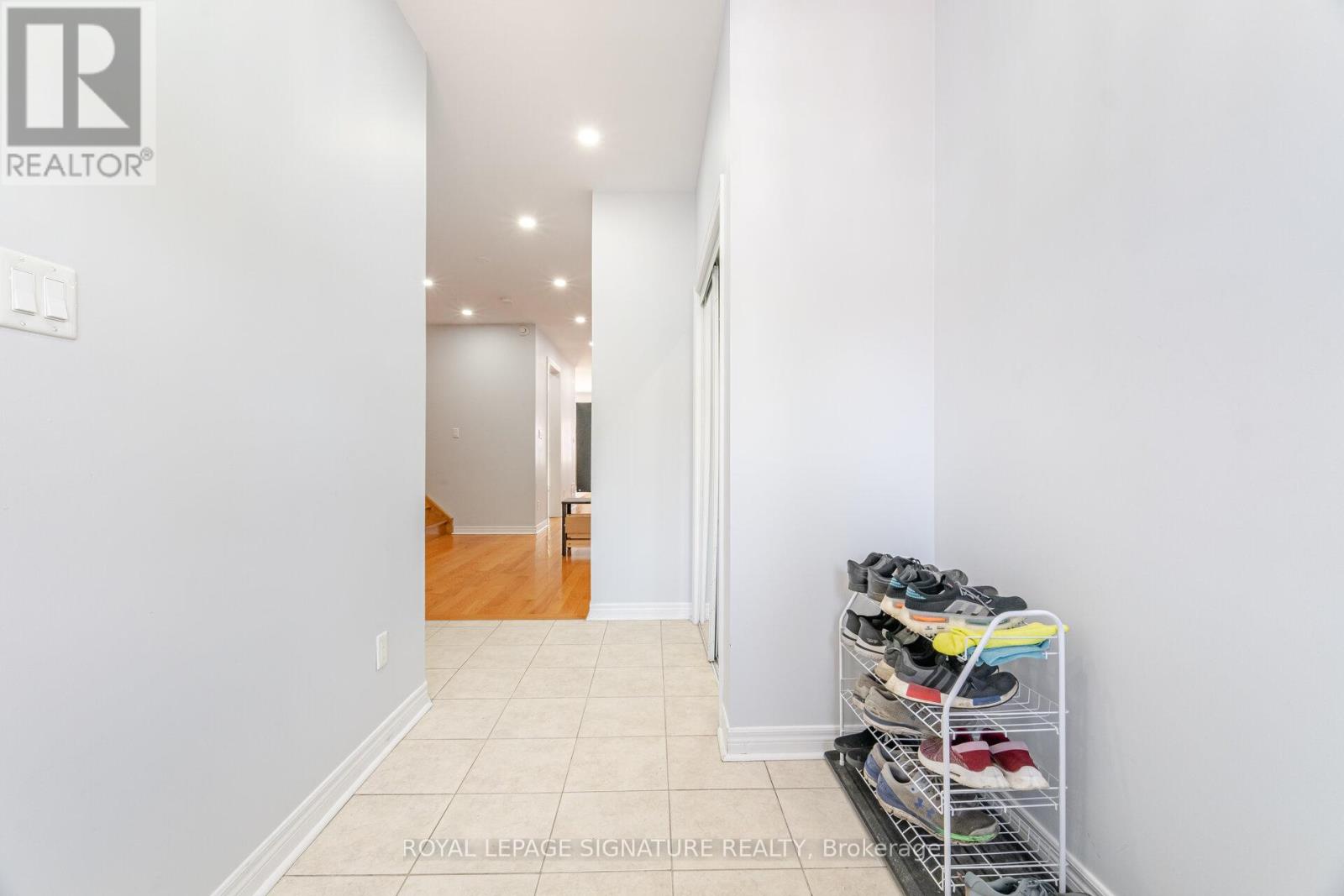 443 Comiskey Crescent, Mississauga, Ontario L5W 0C7 - Photo 6 - W12595372