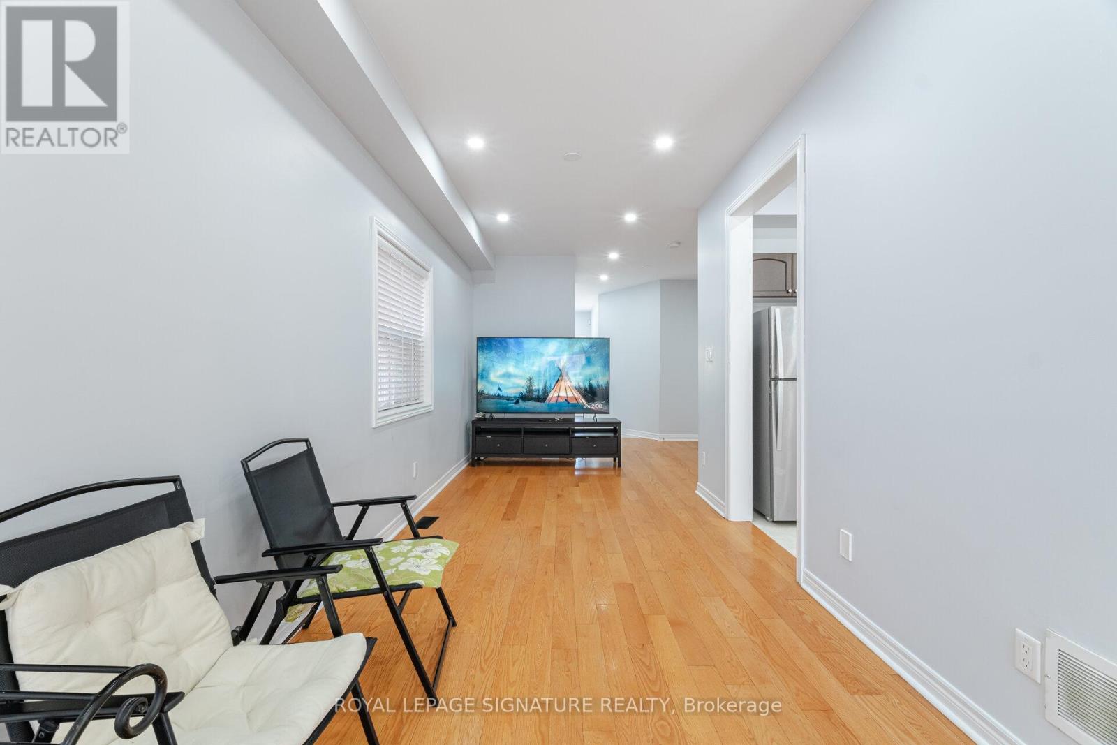 443 Comiskey Crescent, Mississauga, Ontario L5W 0C7 - Photo 7 - W12595372