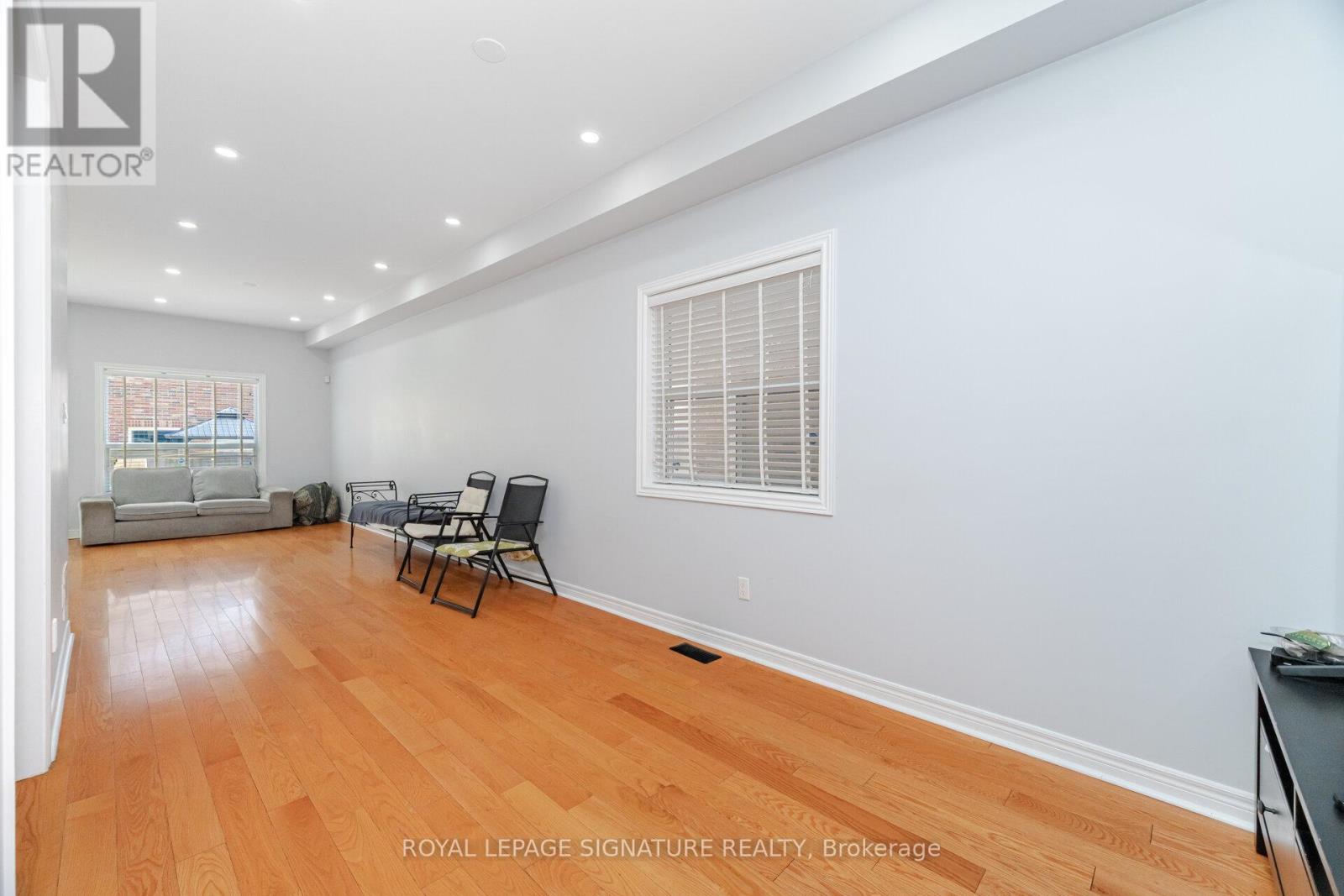 443 Comiskey Crescent, Mississauga, Ontario L5W 0C7 - Photo 8 - W12595372