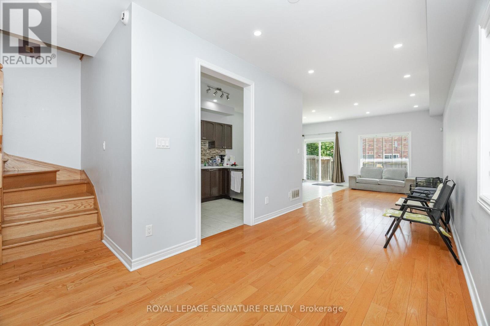 443 Comiskey Crescent, Mississauga, Ontario L5W 0C7 - Photo 9 - W12595372