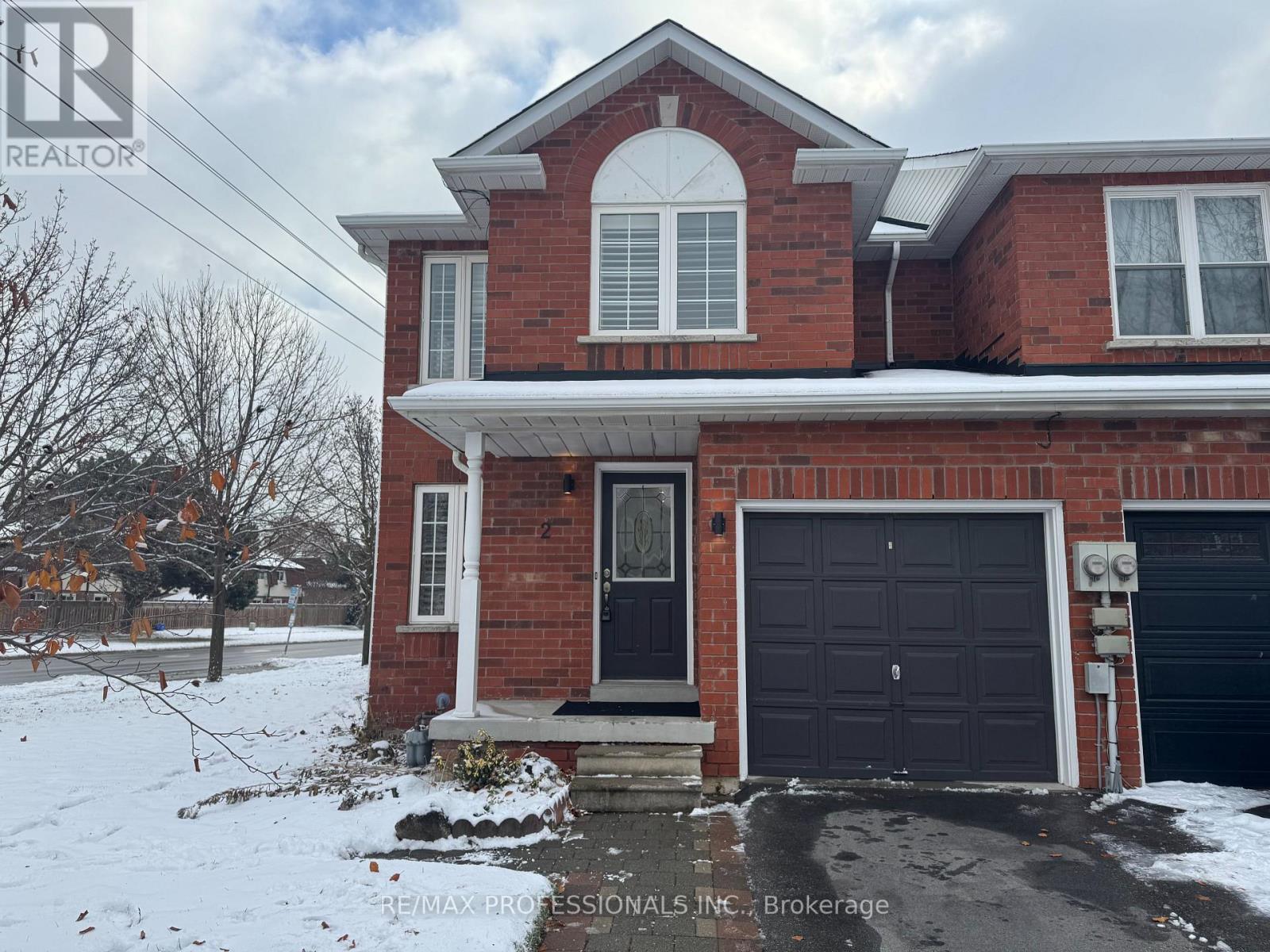 2 Dawson Crescent, Milton, Ontario L9T 5H8 - Photo 3 - W12595384