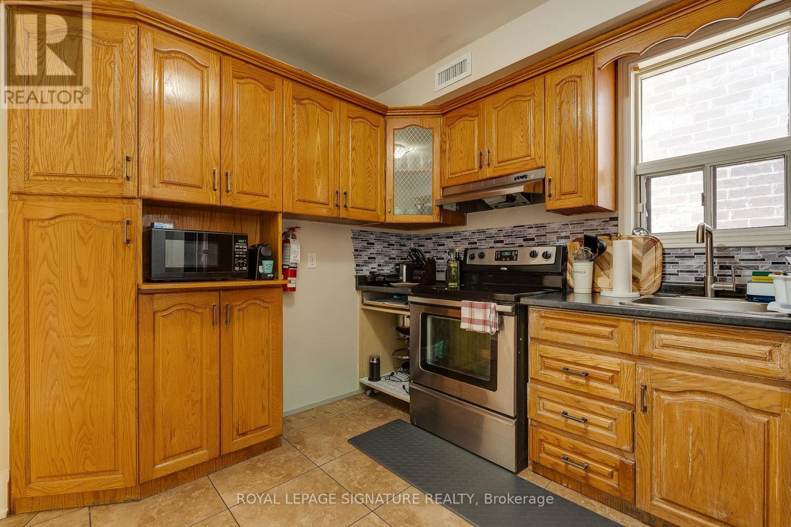 Main - 20 Portland Street, Toronto, Ontario  M8Y 1A5 - Photo 6 - W12595426