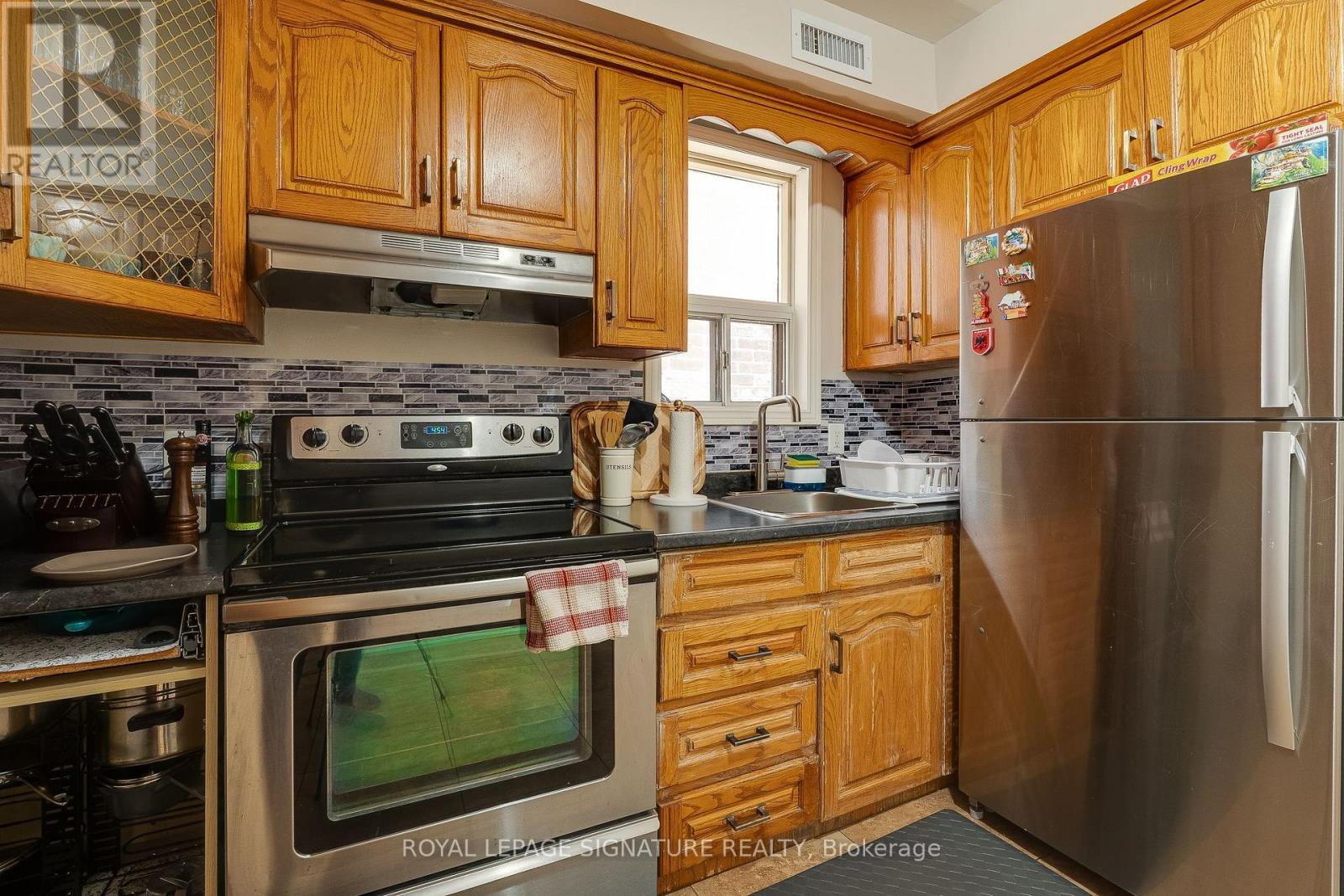 Main - 20 Portland Street, Toronto, Ontario  M8Y 1A5 - Photo 7 - W12595426