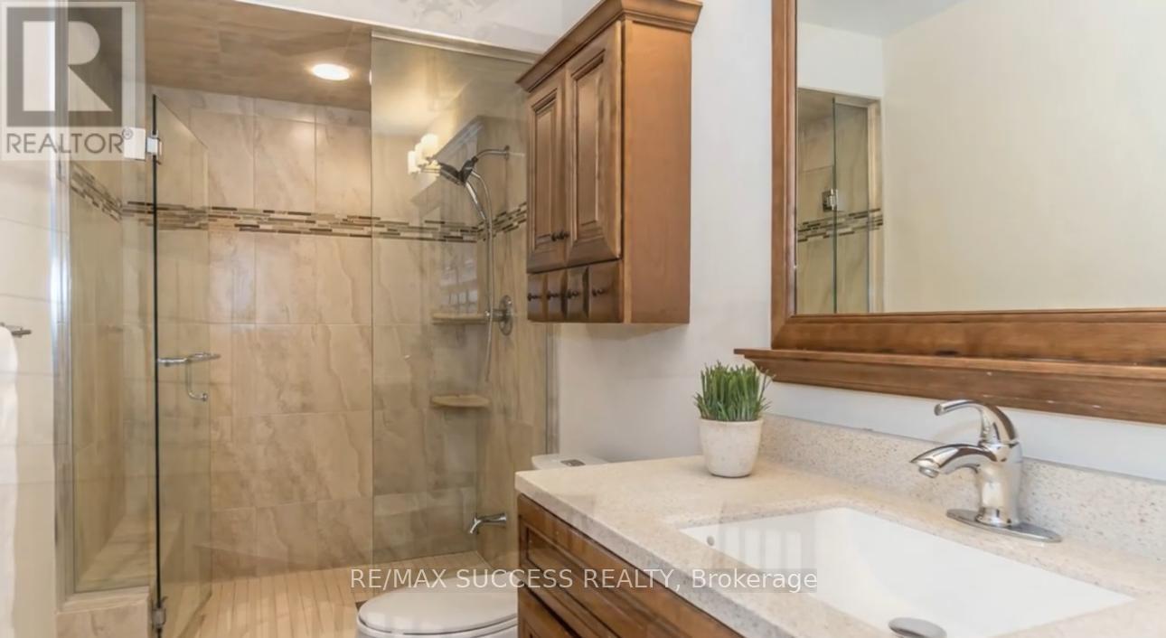 5847 Summerside Drive, Mississauga, Ontario L5M 6J5 - Photo 14 - W12595442