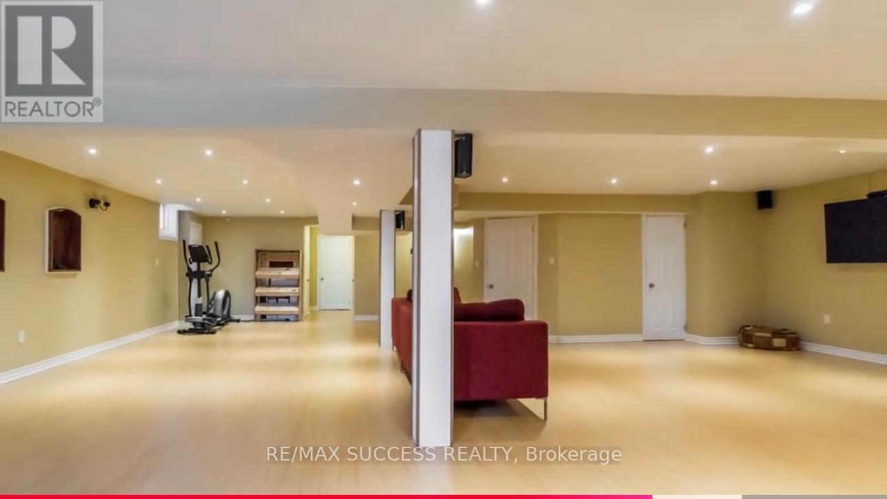 5847 Summerside Drive, Mississauga, Ontario L5M 6J5 - Photo 18 - W12595442