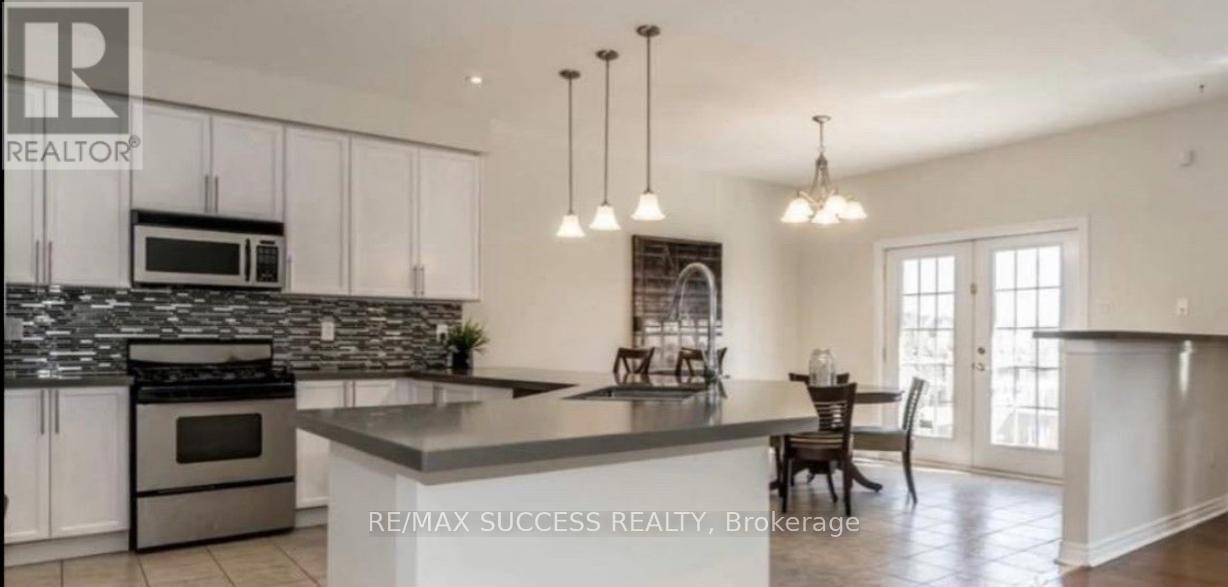 5847 Summerside Drive, Mississauga, Ontario L5M 6J5 - Photo 3 - W12595442