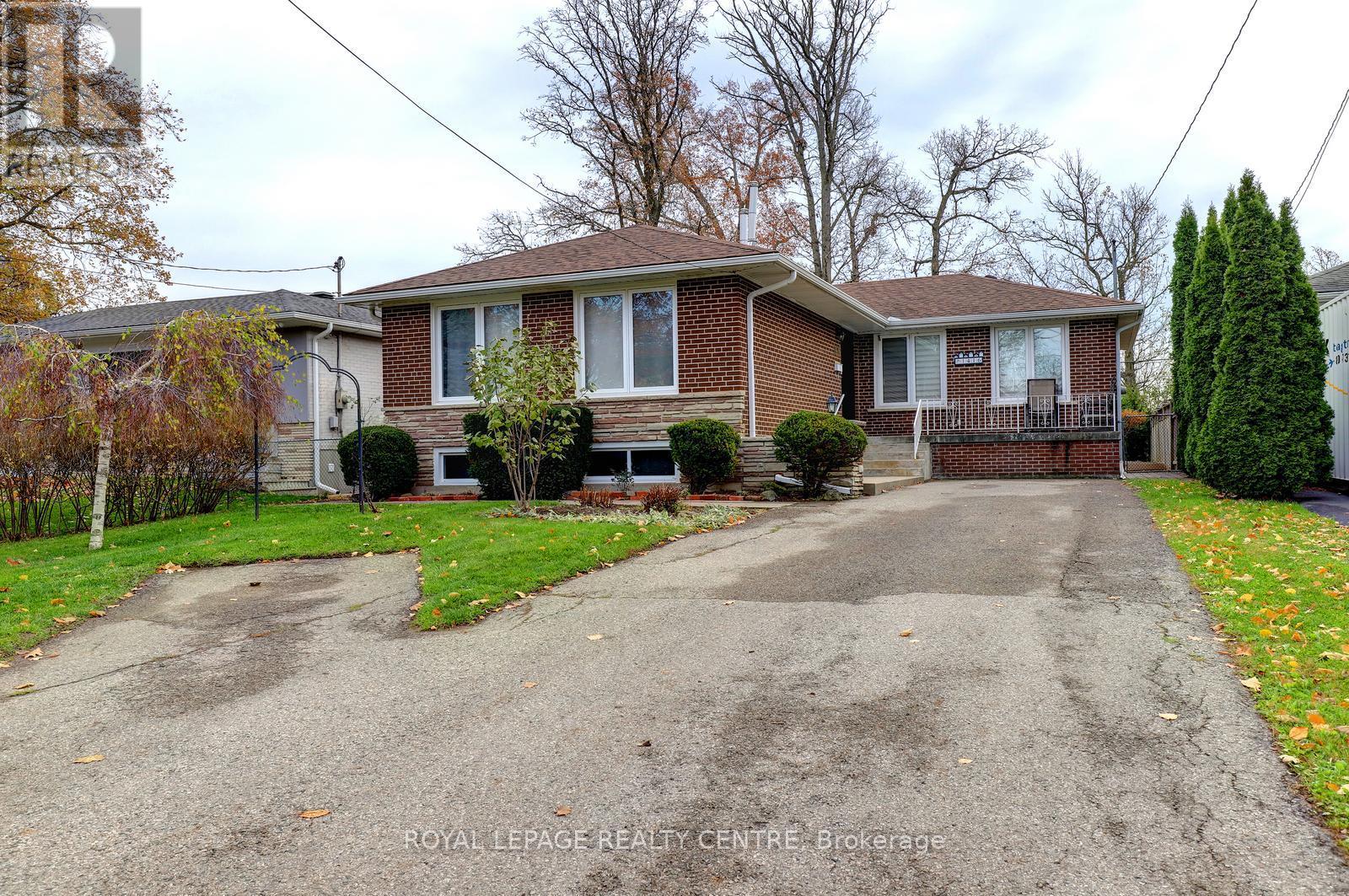 1416 Monaghan Circle, Mississauga, Ontario  L5C 1R8 - Photo 2 - W12595470