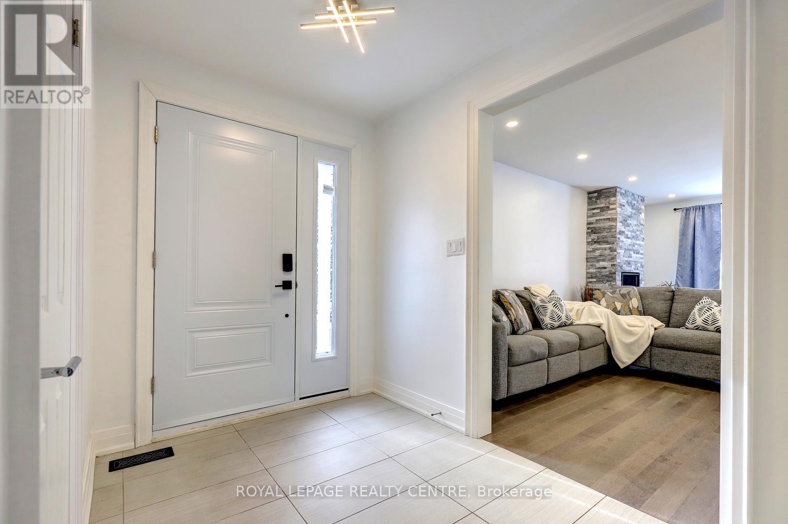 1416 Monaghan Circle, Mississauga, Ontario  L5C 1R8 - Photo 5 - W12595470