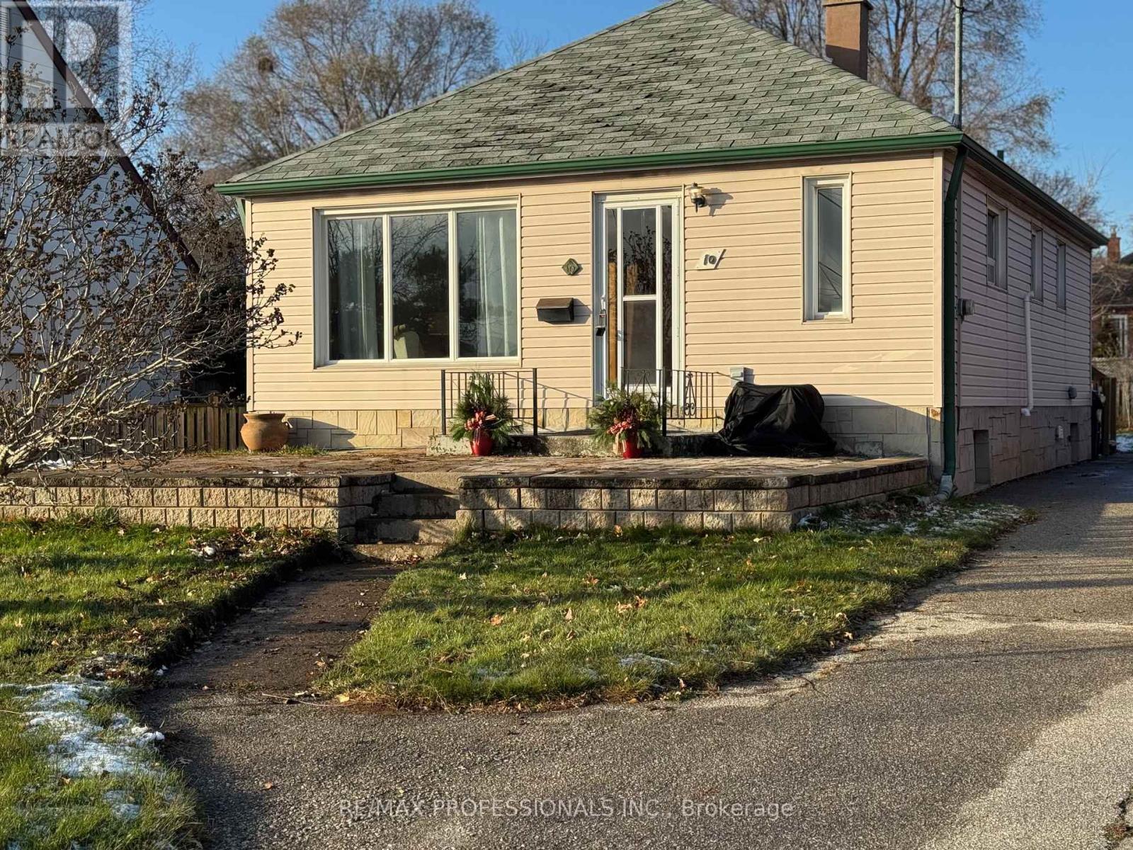 10 Avalon Road, Toronto, Ontario M8W 2E3 - Photo 2 - W12595472