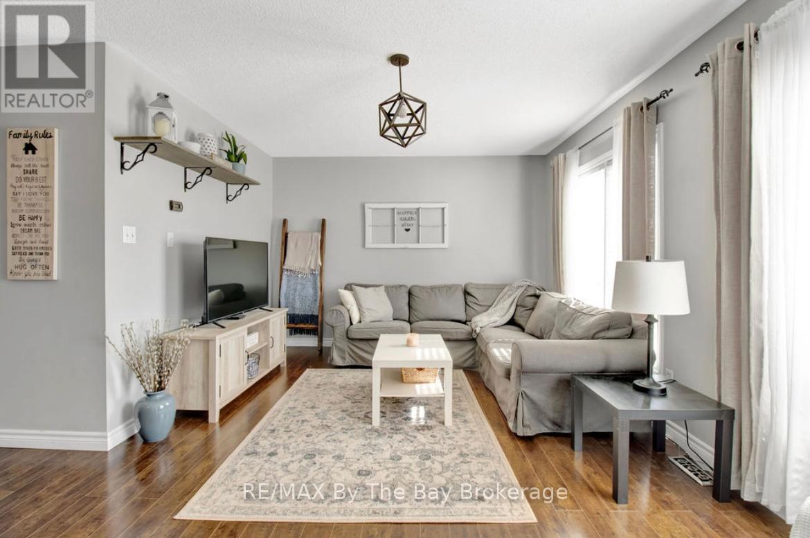 79 Fernbrook Drive, Wasaga Beach, Ontario L9Z 1G5 - Photo 3 - S12595536