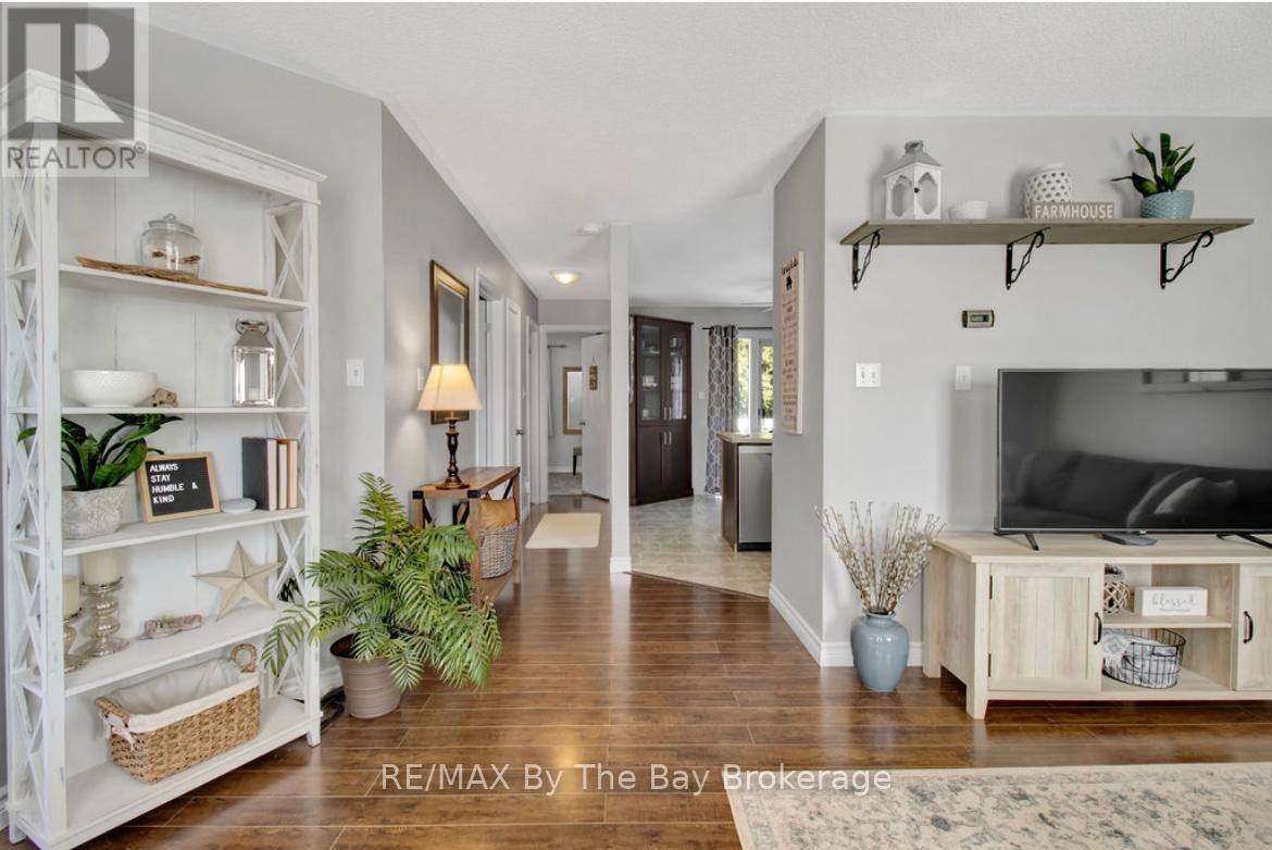 79 Fernbrook Drive, Wasaga Beach, Ontario L9Z 1G5 - Photo 5 - S12595536