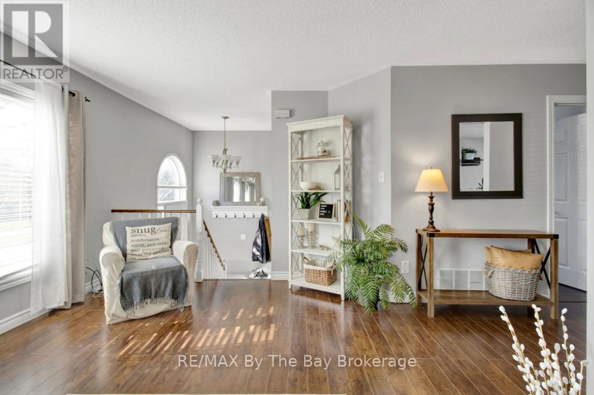 79 Fernbrook Drive, Wasaga Beach, Ontario L9Z 1G5 - Photo 6 - S12595536