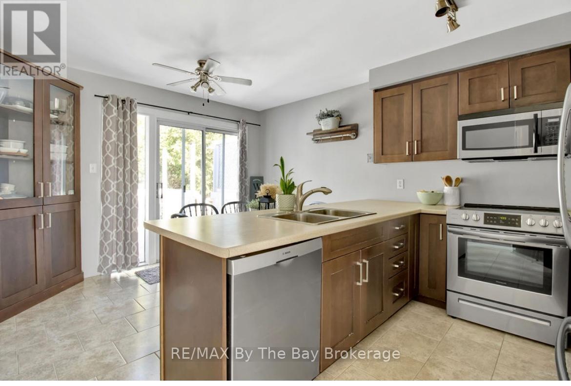 79 Fernbrook Drive, Wasaga Beach, Ontario L9Z 1G5 - Photo 7 - S12595536