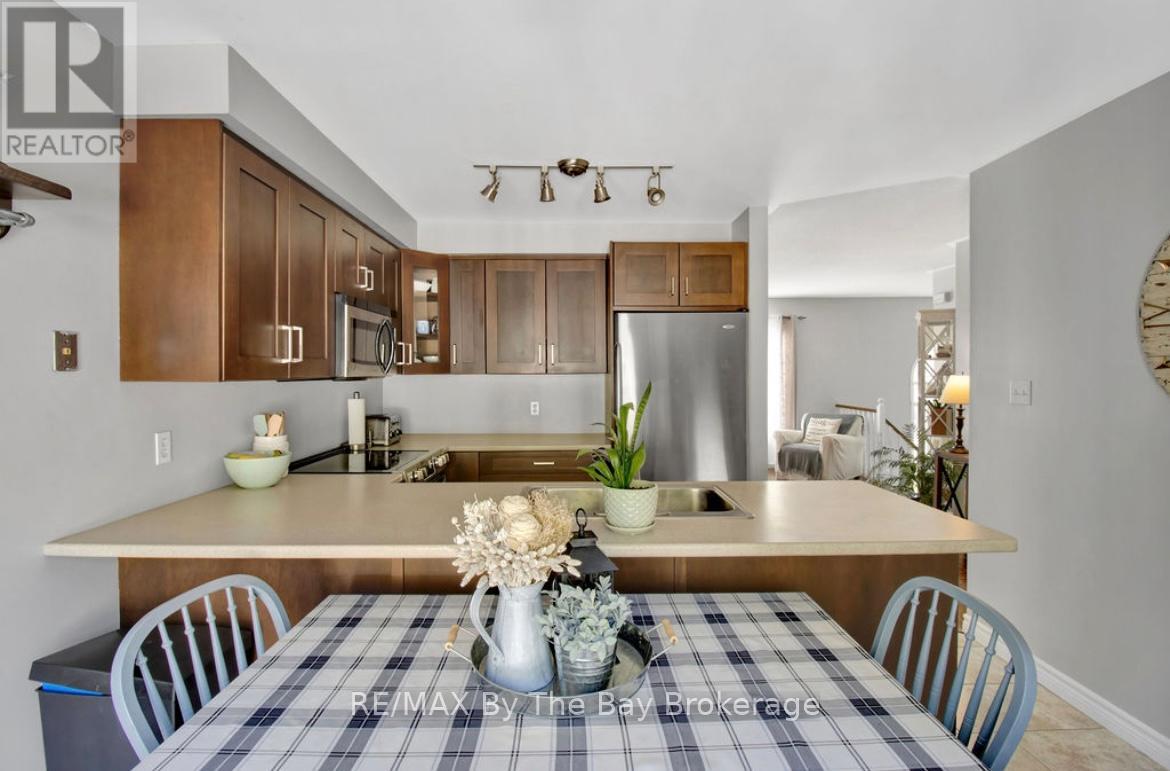 79 Fernbrook Drive, Wasaga Beach, Ontario L9Z 1G5 - Photo 9 - S12595536