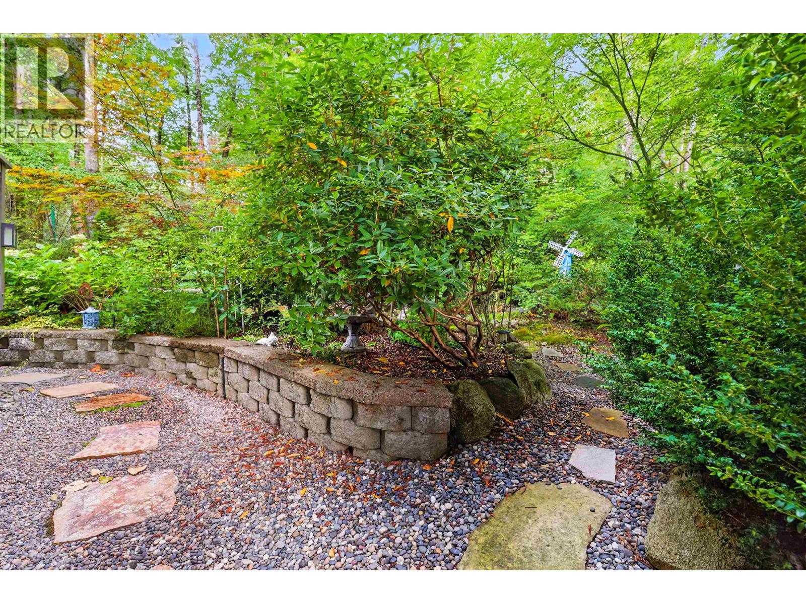 8885 Larkfield Drive, Burnaby, British Columbia  V5A 4L3 - Photo 23 - R3071577