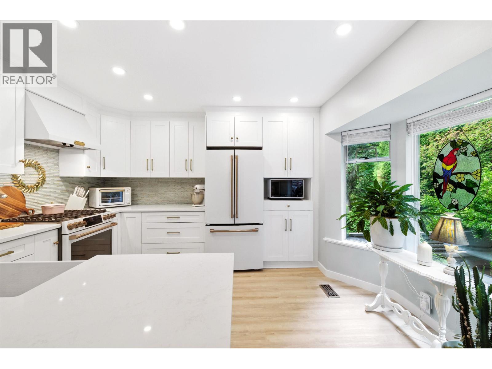 8885 Larkfield Drive, Burnaby, British Columbia  V5A 4L3 - Photo 8 - R3071577