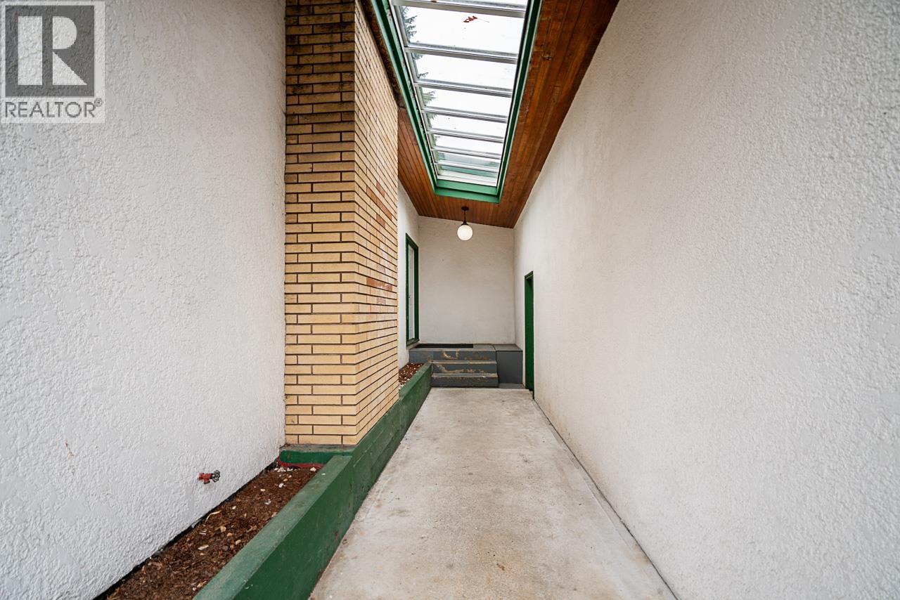 3826 Wellington Street, Port Coquitlam, British Columbia  V3B 3Z2 - Photo 2 - R3071588