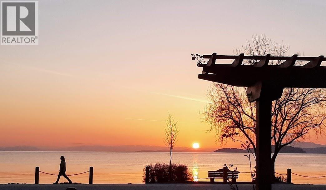 105 5160 Davis Bay Road, Sechelt, British Columbia  V7Z 0H3 - Photo 2 - R3068509