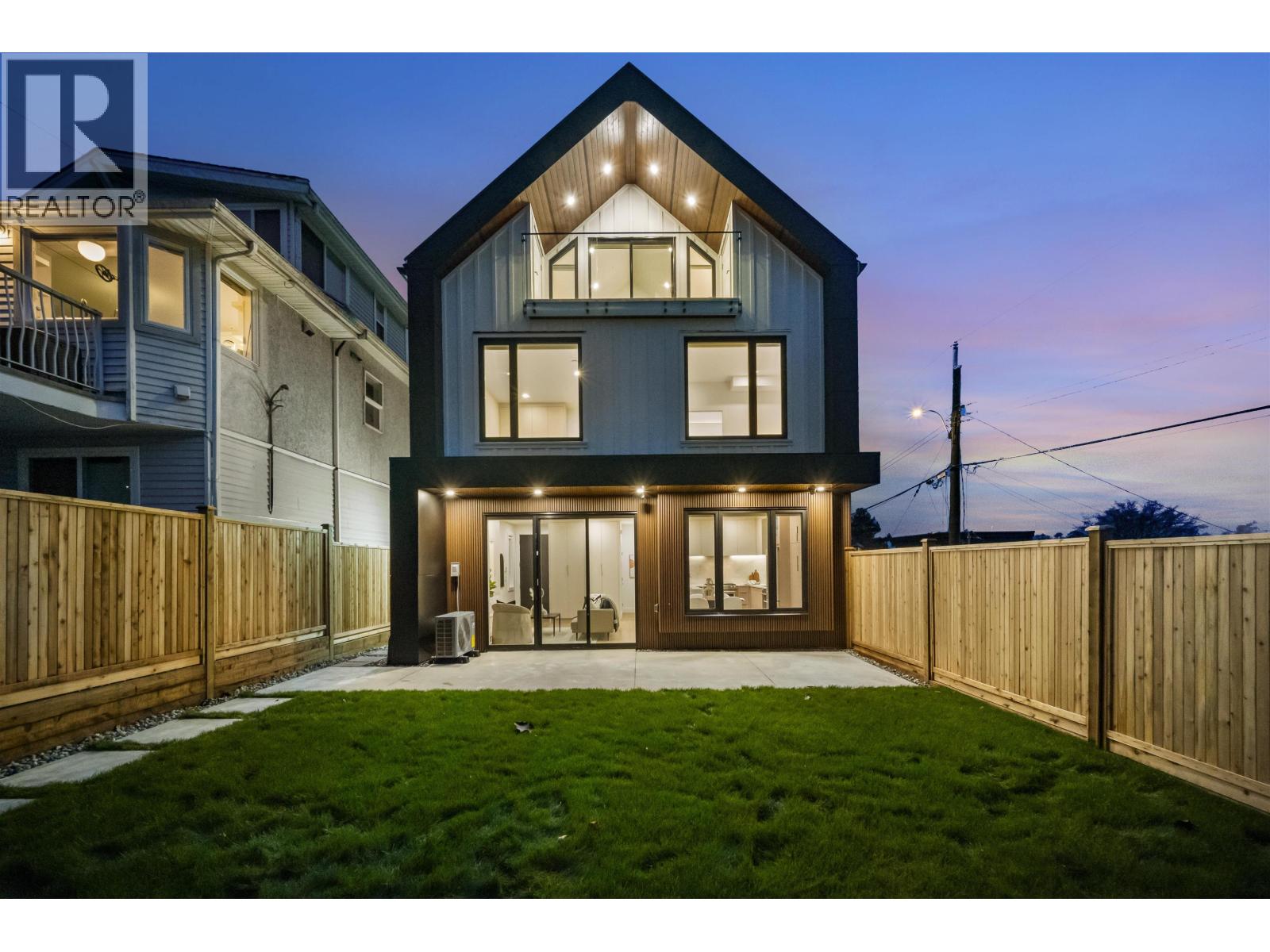 2 3623 Triumph Street, Vancouver, British Columbia  V5K 1V4 - Photo 1 - R3071522