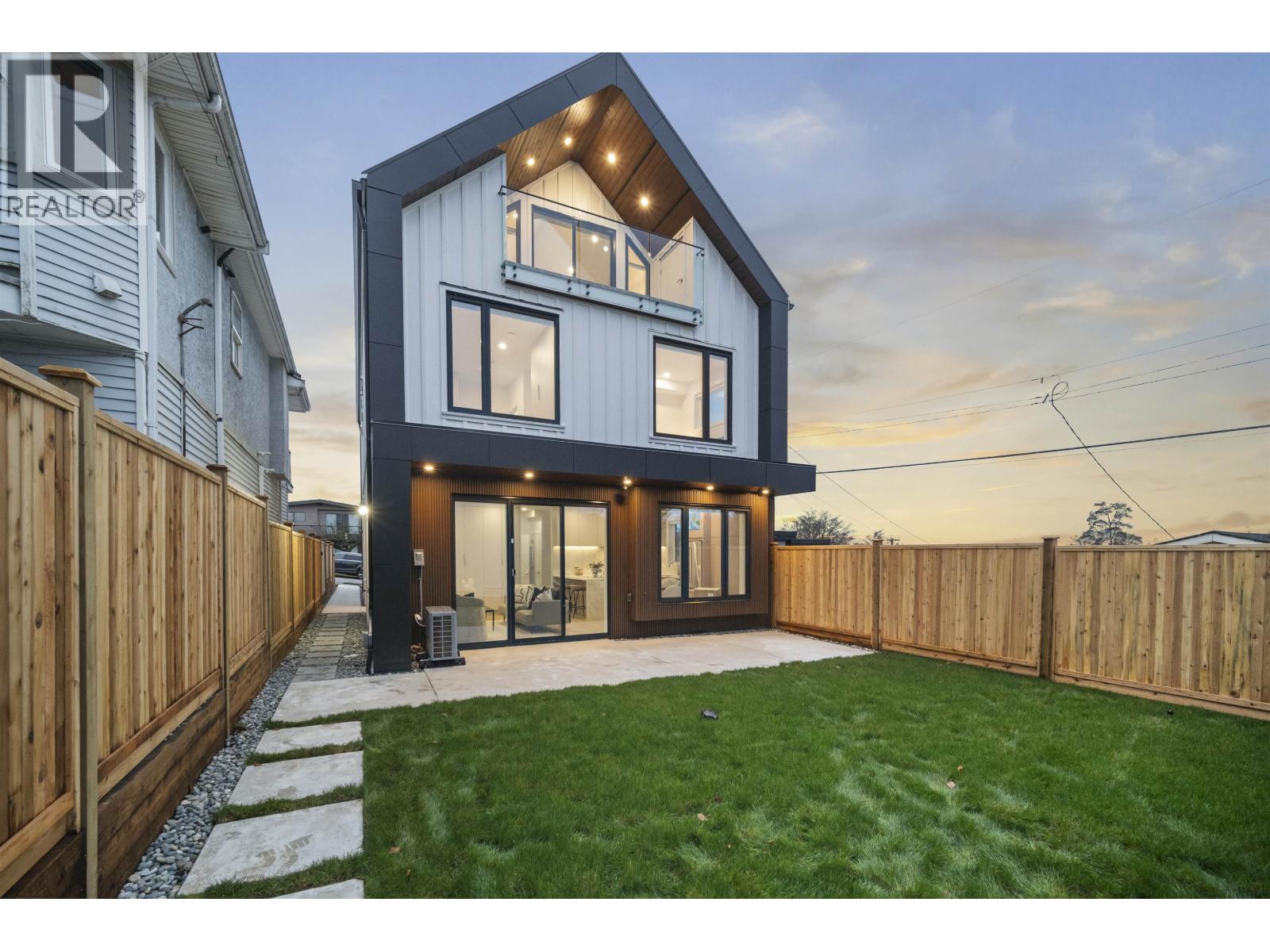 2 3623 Triumph Street, Vancouver, British Columbia  V5K 1V4 - Photo 2 - R3071522