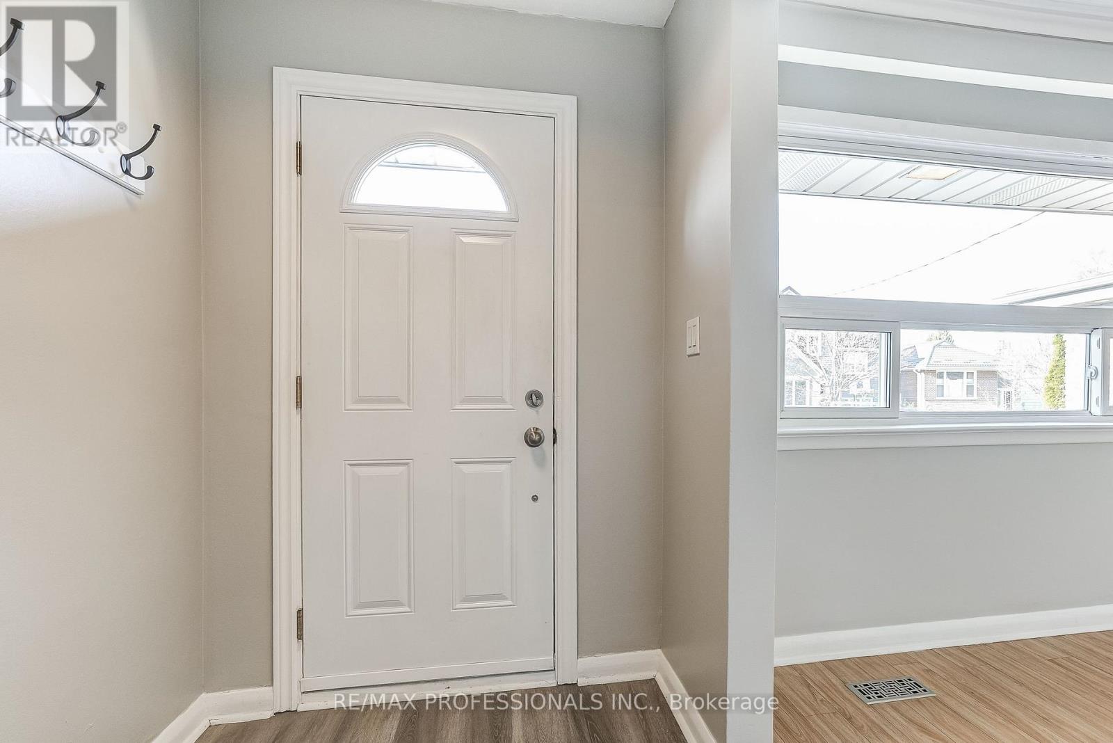 15 Fifteenth Street, Toronto, Ontario  M8V 3J3 - Photo 6 - W12594692