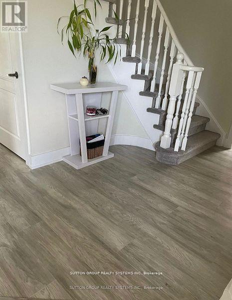 6807 Gracefield Drive W, Mississauga, Ontario L5N 6T6 - Photo 6 - W12595316