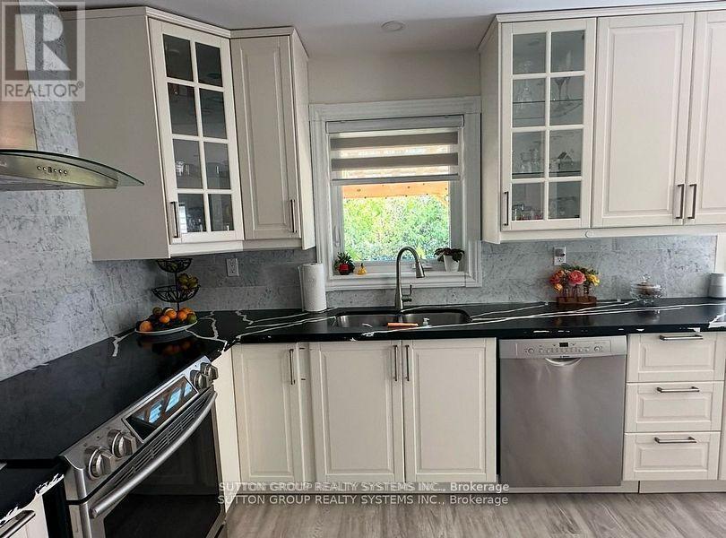 6807 Gracefield Drive W, Mississauga, Ontario L5N 6T6 - Photo 4 - W12595316