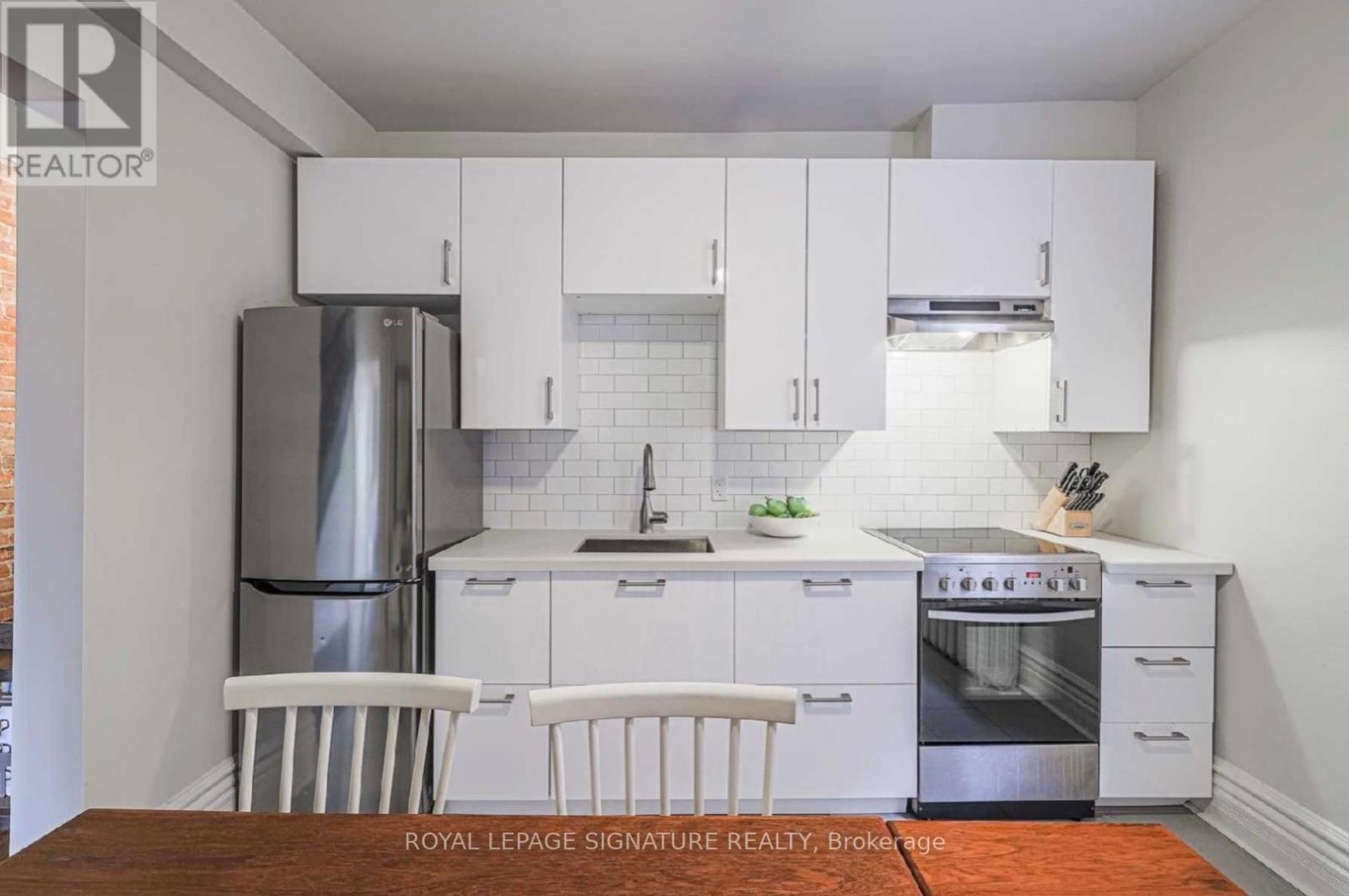 Upper - 553 Euclid Avenue, Toronto, Ontario M6G 2T3 - Photo 4 - C12595570