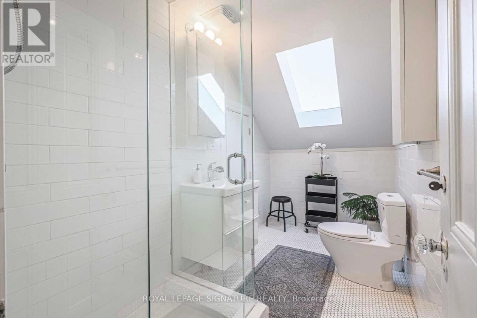 Upper - 553 Euclid Avenue, Toronto, Ontario M6G 2T3 - Photo 9 - C12595570