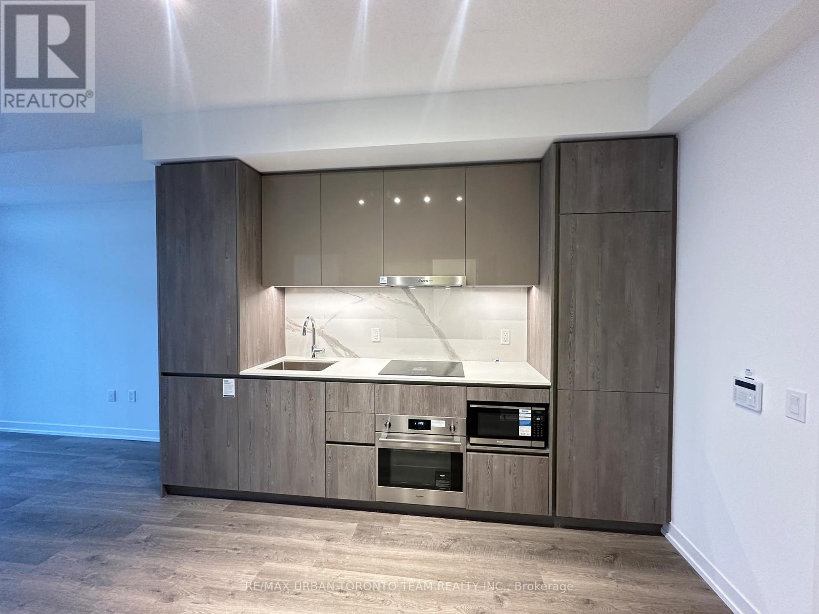 3903 - 8 Interchange Way, Vaughan, Ontario L4K 5Z7 - Photo 3 - N12595530