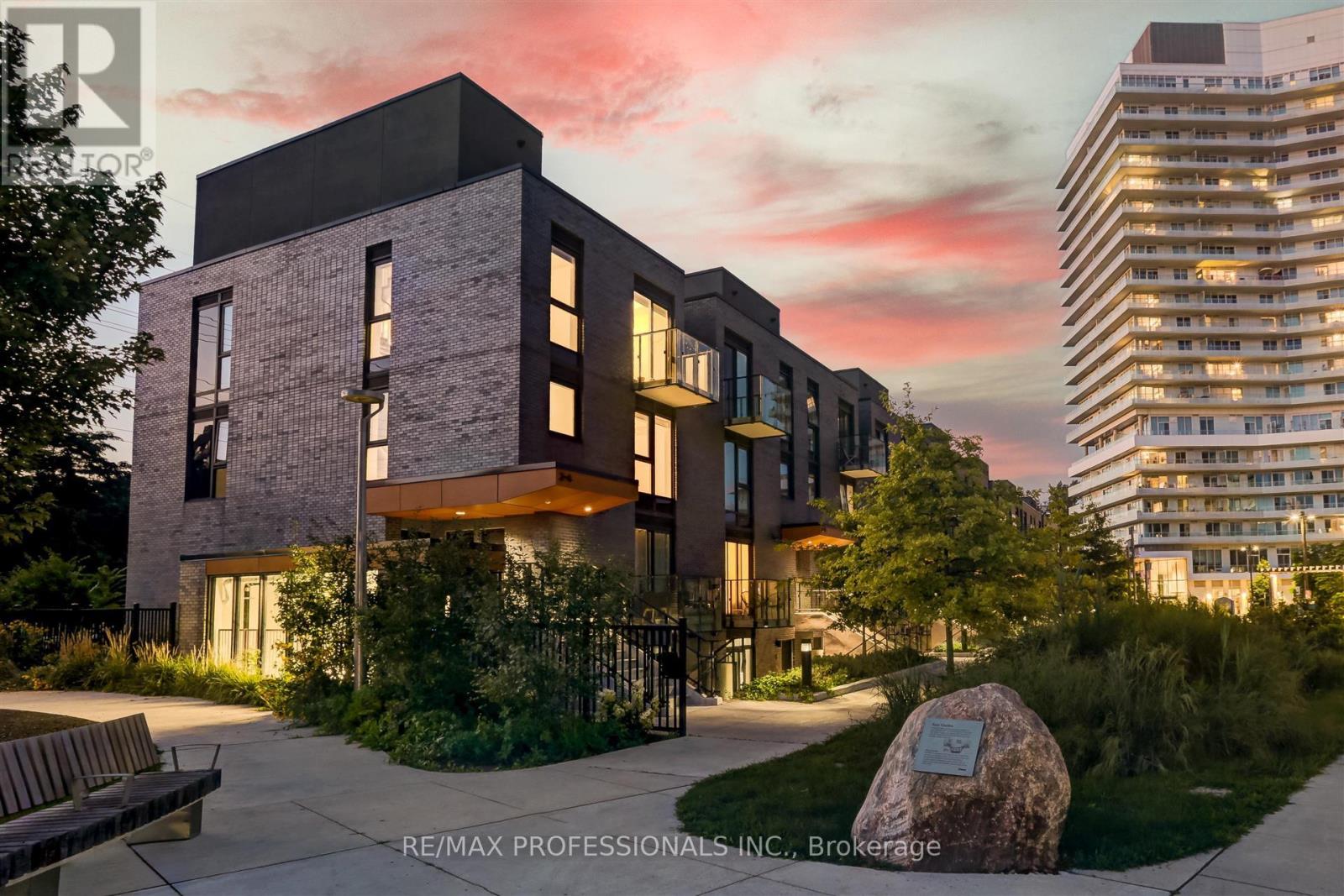 Th3 - 10 Brin Drive, Toronto, Ontario  M8X 0B3 - Photo 36 - W12595506