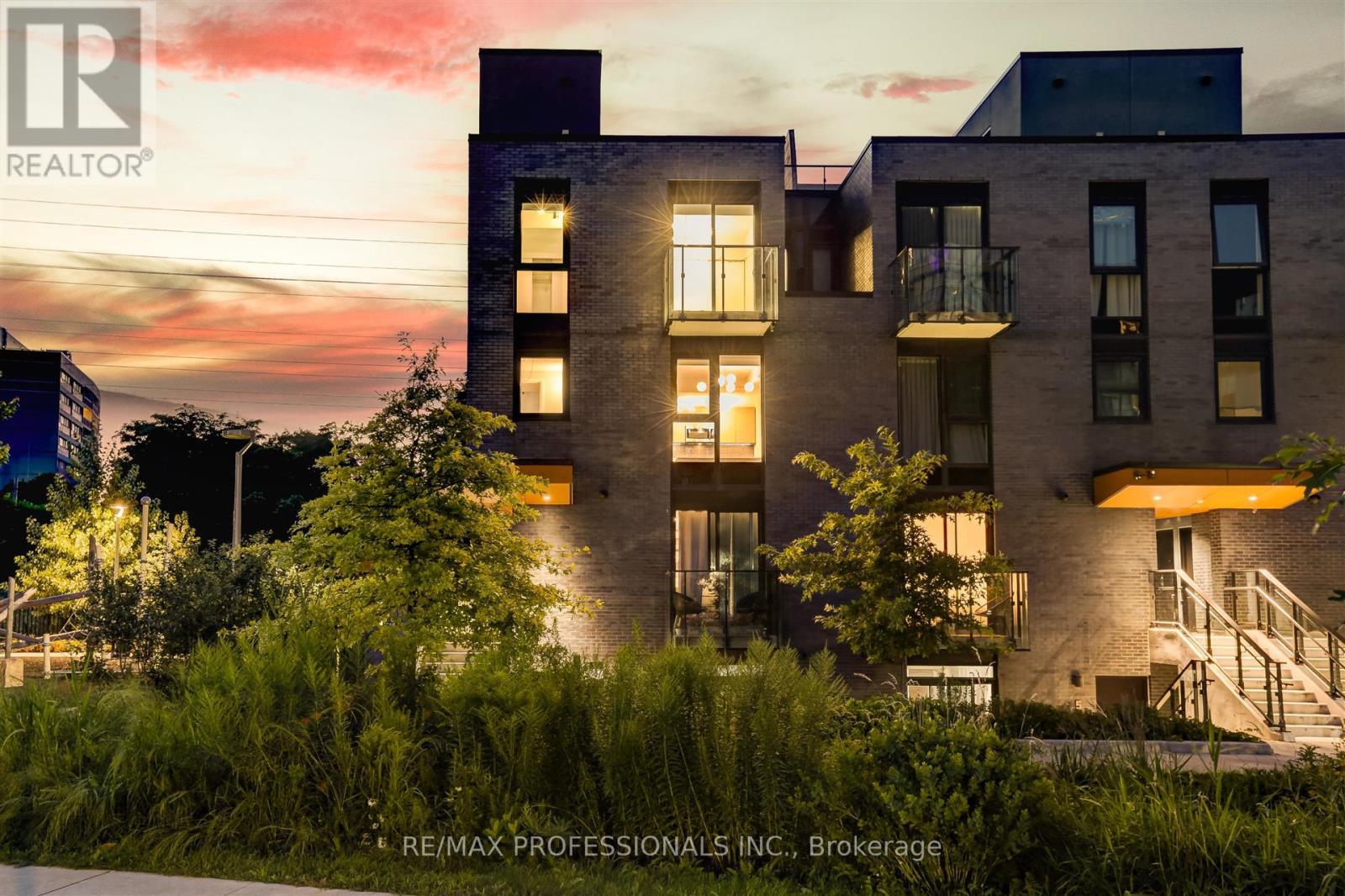 Th3 - 10 Brin Drive, Toronto, Ontario  M8X 0B3 - Photo 5 - W12595506