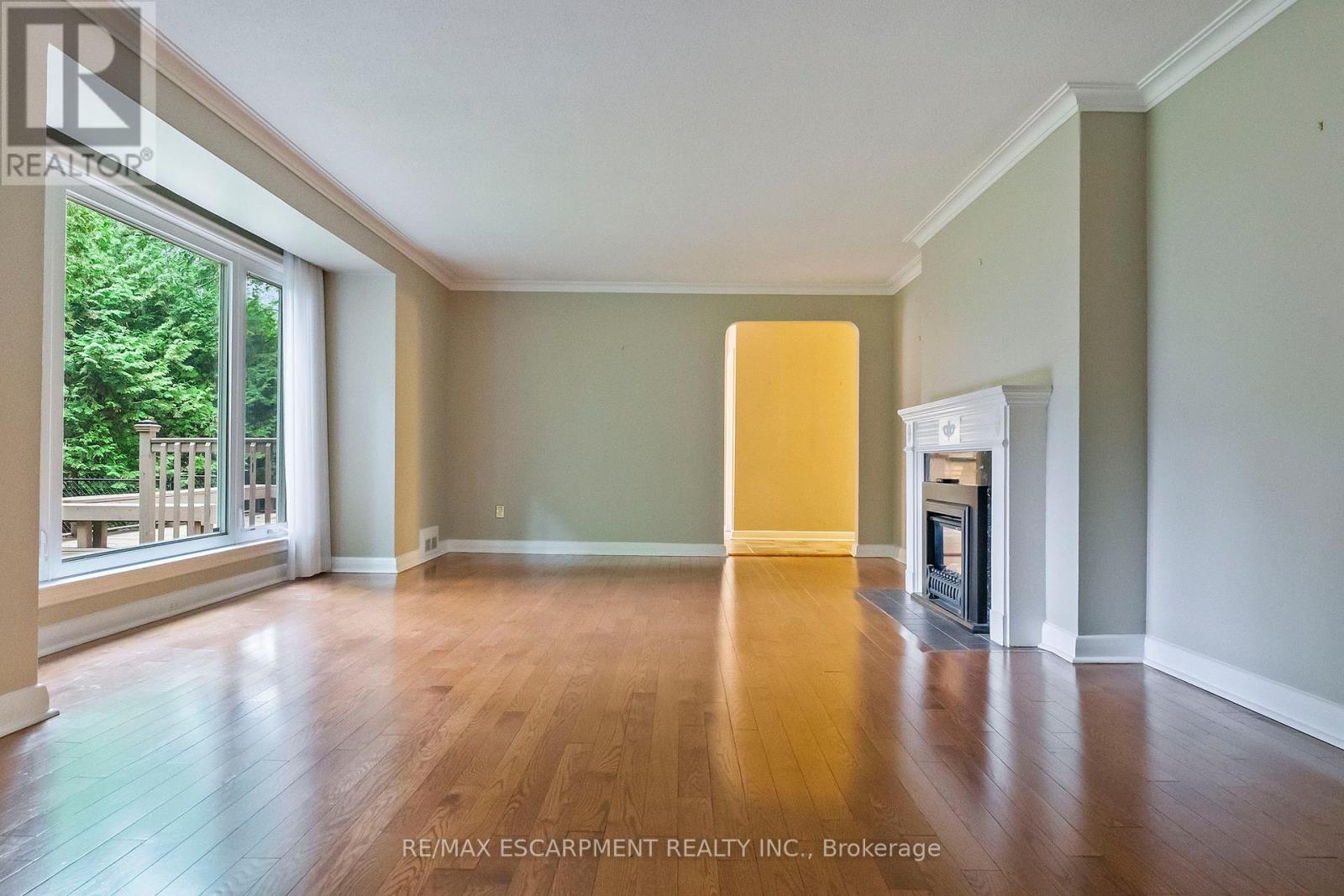 330 Poplar Drive, Oakville, Ontario  L6J 4E1 - Photo 5 - W12595512