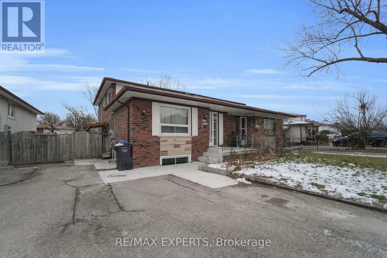 Lower - 6862 Darcel Avenue, Mississauga, Ontario  L4T 2W5 - Photo 2 - W12595592