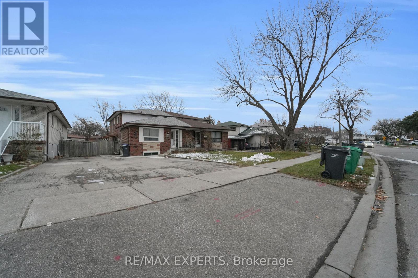 Lower - 6862 Darcel Avenue, Mississauga, Ontario  L4T 2W5 - Photo 3 - W12595592