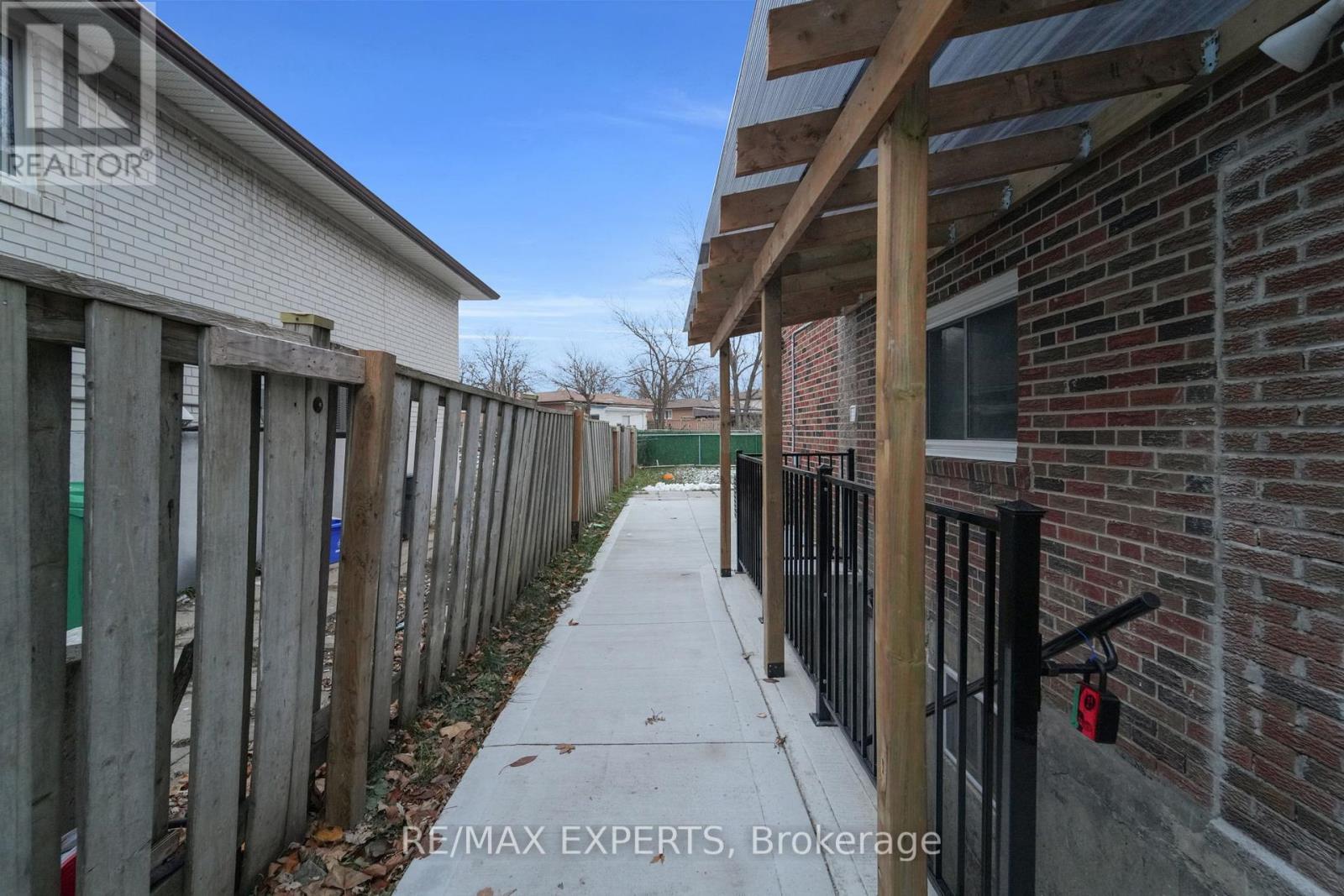 Lower - 6862 Darcel Avenue, Mississauga, Ontario  L4T 2W5 - Photo 5 - W12595592