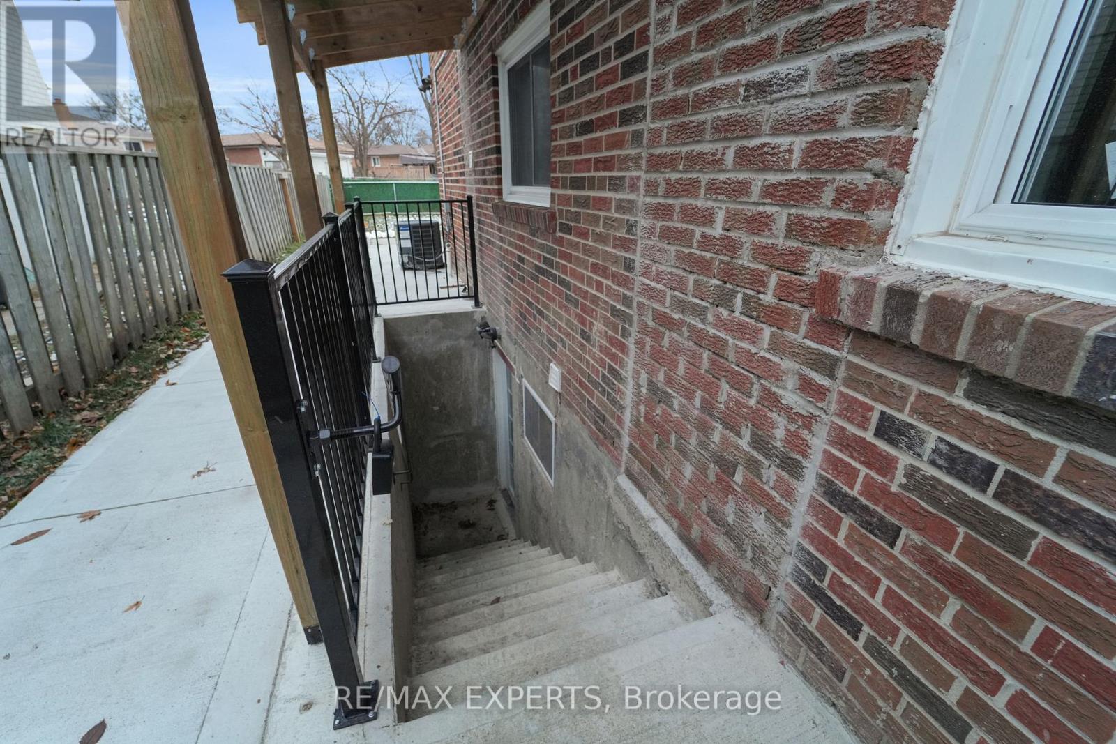 Lower - 6862 Darcel Avenue, Mississauga, Ontario  L4T 2W5 - Photo 6 - W12595592