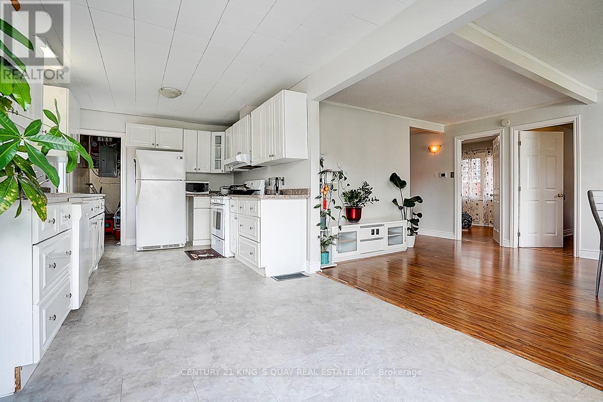 297 Glenwoods Avenue, Georgina, Ontario  L4P 2X1 - Photo 17 - N12426313