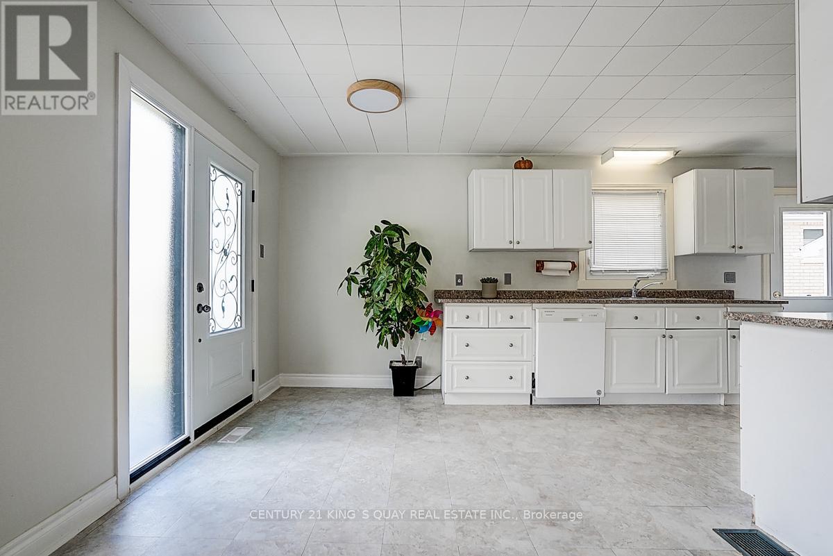 297 Glenwoods Avenue, Georgina, Ontario  L4P 2X1 - Photo 19 - N12426313