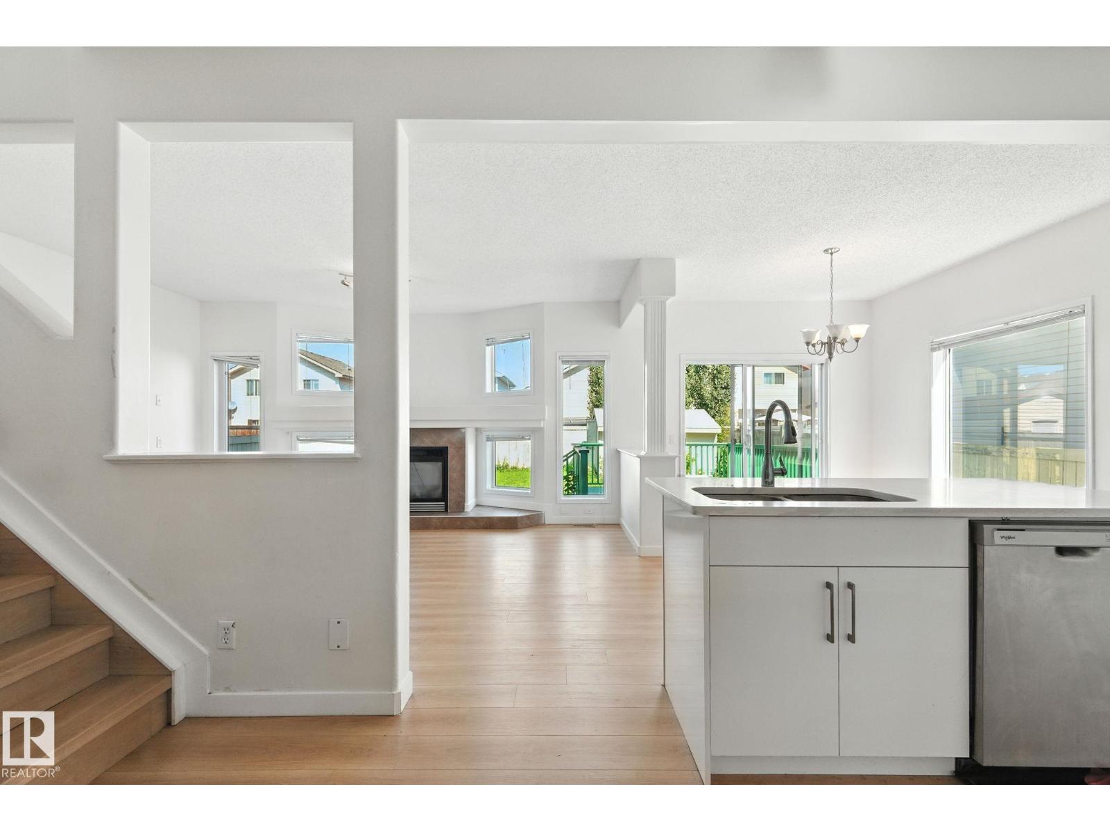 7836 7 Av Sw, Edmonton, Alberta  T6X 1N3 - Photo 3 - E4466775