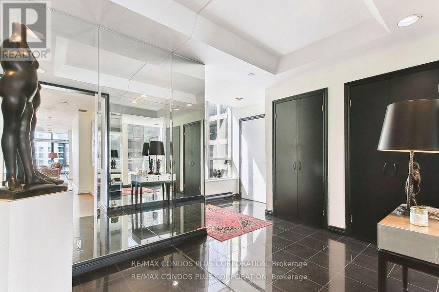 1013 - 211 Queens Quay W, Toronto, Ontario  M5J 2M6 - Photo 2 - C12591420