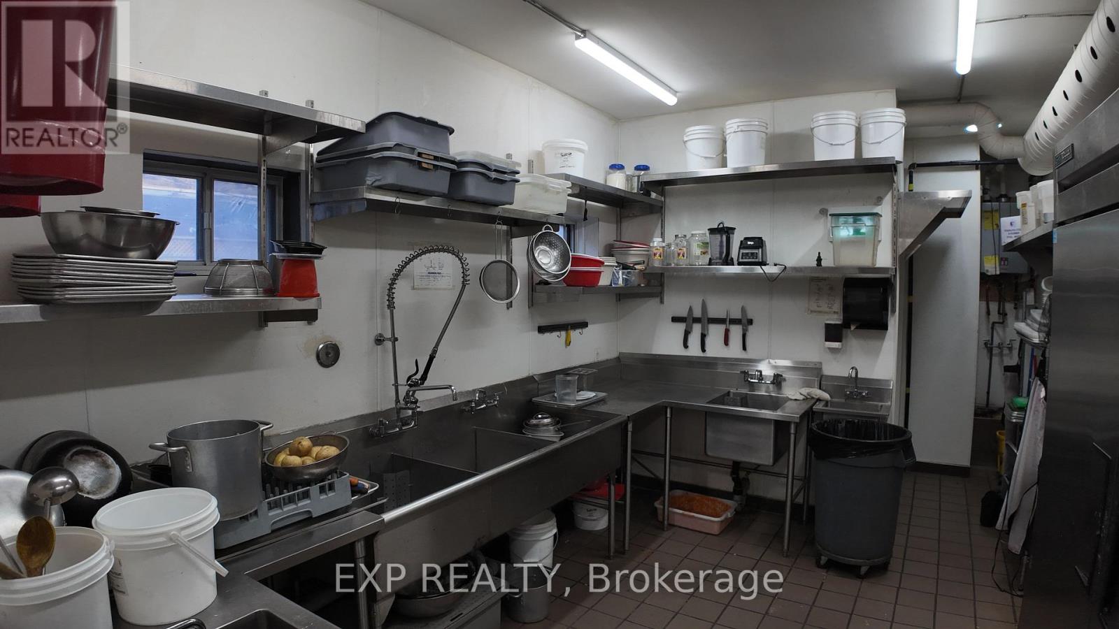 59 Lakeshore Road E, Mississauga, Ontario L5G 1C9 - Photo 9 - W12583024