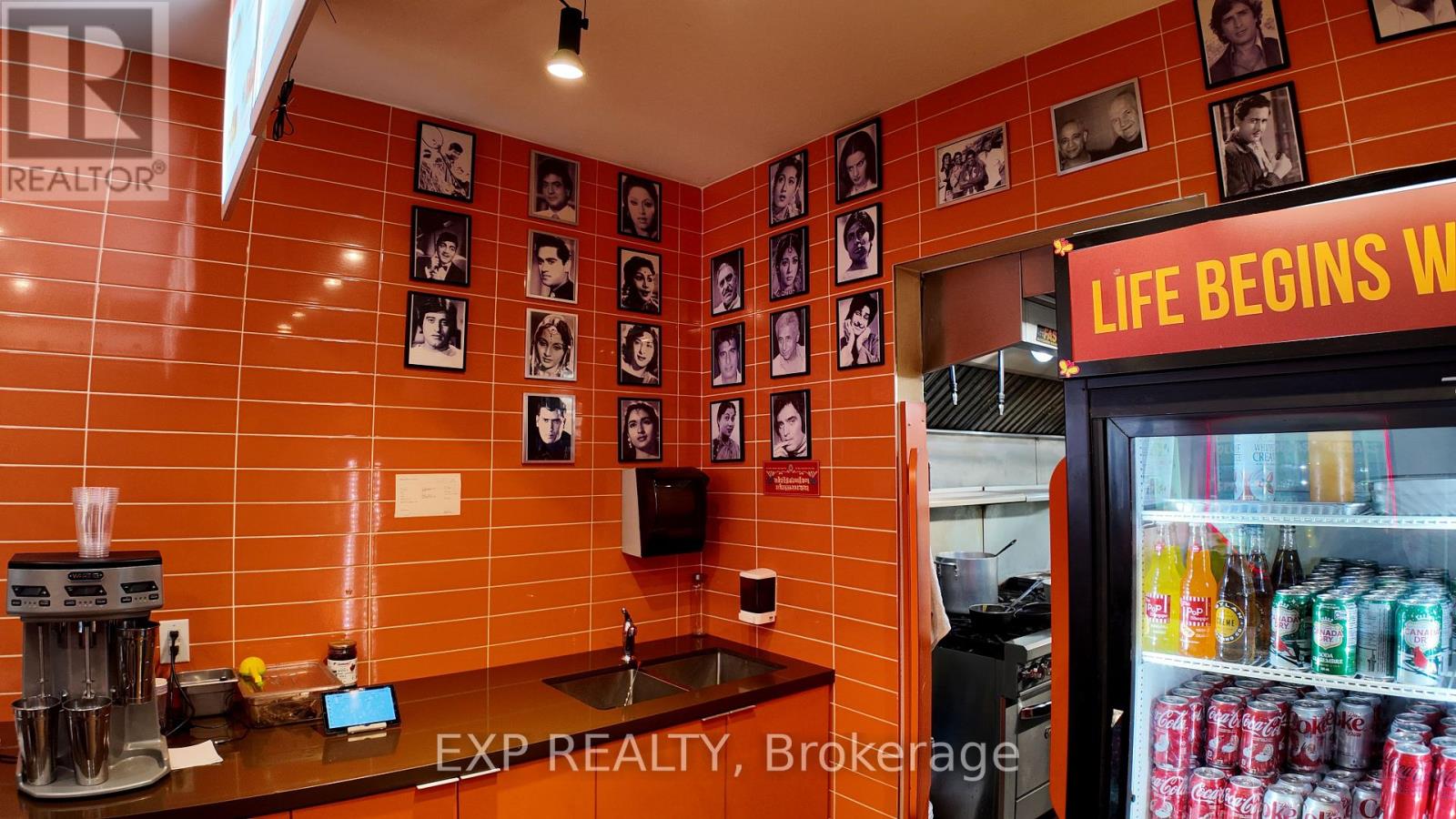 59 Lakeshore Road E, Mississauga, Ontario L5G 1C9 - Photo 4 - W12583024