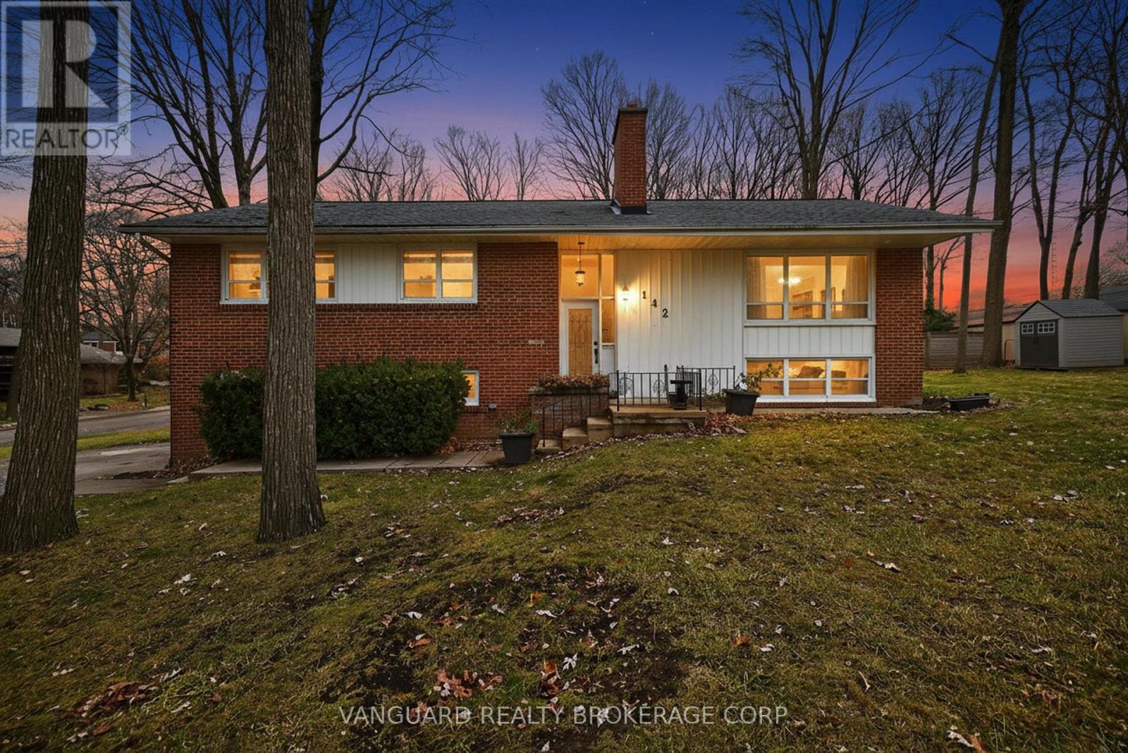 142 Beechwood Crescent, Newmarket, Ontario  L3Y 1W3 - Photo 1 - N12595662