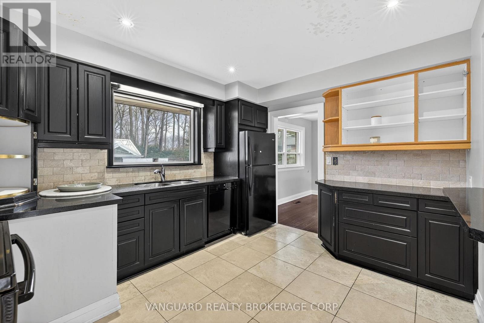 142 Beechwood Crescent, Newmarket, Ontario  L3Y 1W3 - Photo 6 - N12595662