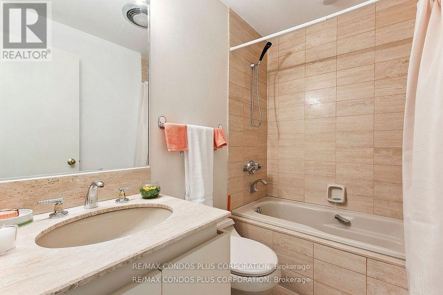 1013 - 211 Queens Quay W, Toronto, Ontario  M5J 2M6 - Photo 16 - C12591420