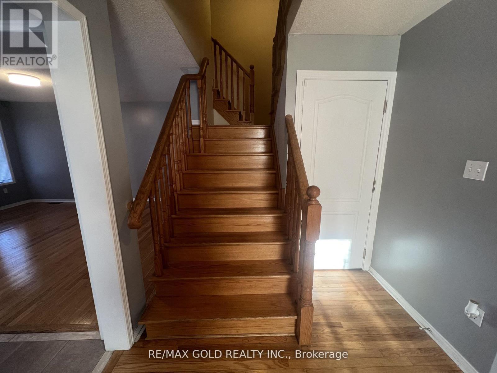 Upper - 32 Earlsbridge Boulevard, Brampton, Ontario L7A 2L8 - Photo 11 - W12595636