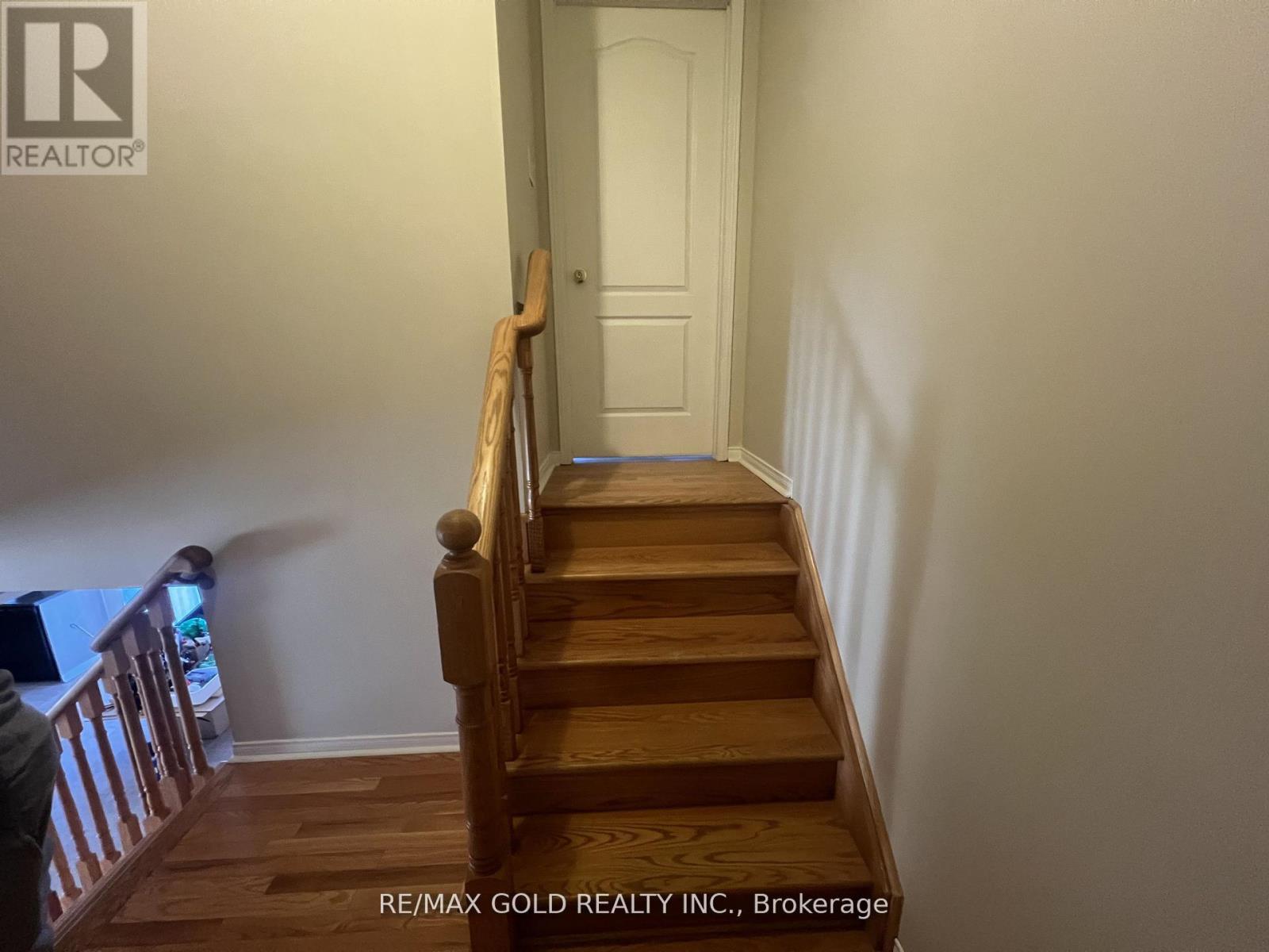 Upper - 32 Earlsbridge Boulevard, Brampton, Ontario L7A 2L8 - Photo 12 - W12595636