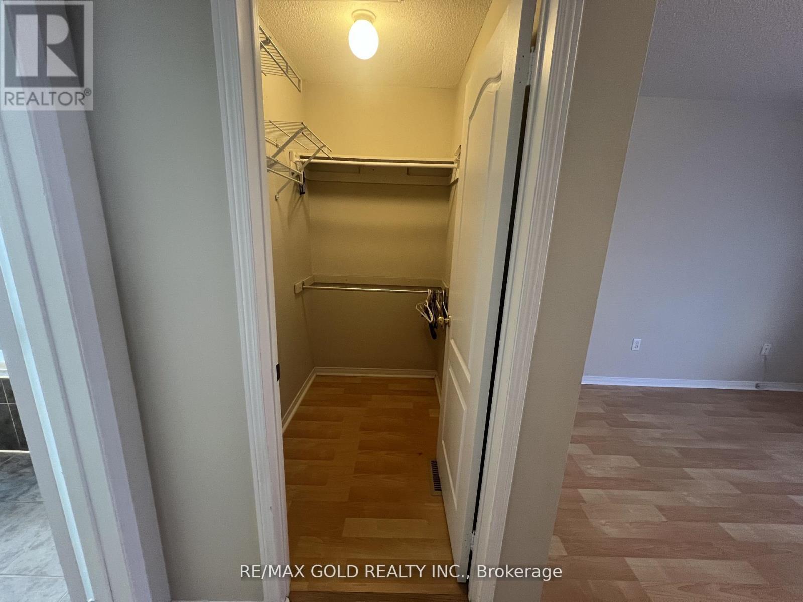 Upper - 32 Earlsbridge Boulevard, Brampton, Ontario L7A 2L8 - Photo 15 - W12595636